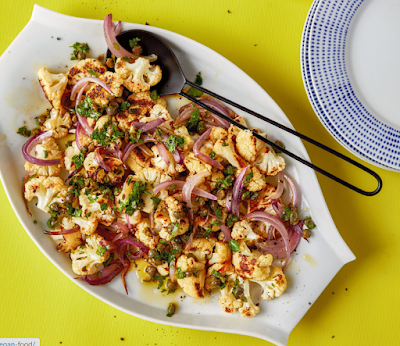 Цветная капуста на сковороде с хрустящим луком и винегретом из каперсов и петрушки